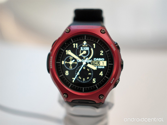 Умные часы Casio WSD-F10 на Android Wear: защищеннее некуда